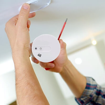 Where to place smoke detector with heat sensors ？